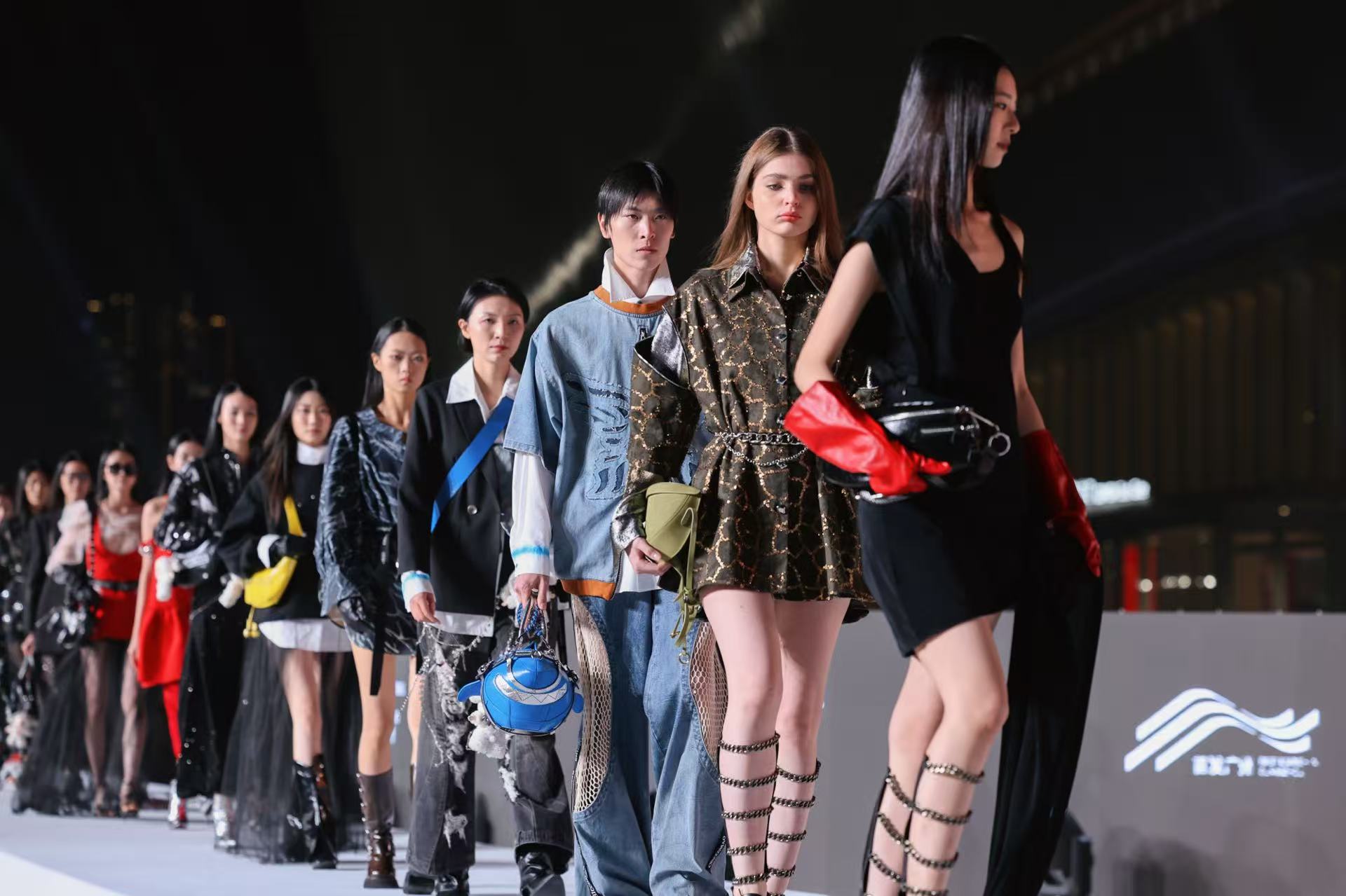 时尚耀羊城！中港皮具城点亮大湾区时尚产业焕彩之夜