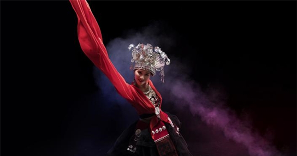 中国歌舞编导夏冰的隐喻世界：从日月野山到万马奔腾的歌舞诗学