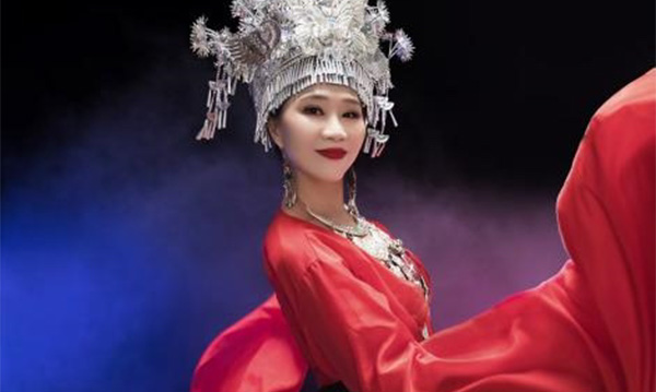 中国 歌舞编导夏冰成长路上的火凤凰