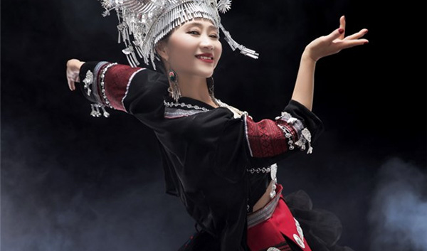中国 歌舞编导夏冰人本修行与公益担当